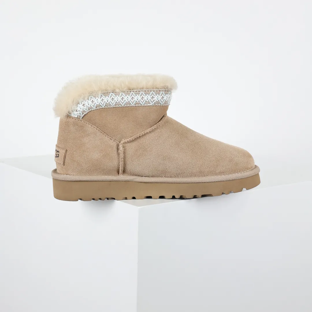 Copywriting price 💰600 The core recommendation is good price. The platform’s foreign trade is exclusively for UGG Classic women’s snow boots 1174496. Produced by the ten-year-old brand shoemaking factory production line. Pay attention to every detail. Longfeng A-grade genuine sheep fur is integrated. It is built in full compliance with the ZP process. Size: 35 36 37 38 39 40